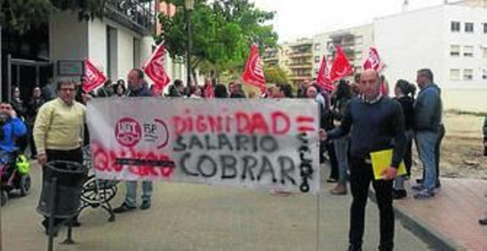 Los trabajadores se concentraron el pasado lunes a las puertas de la residencia.