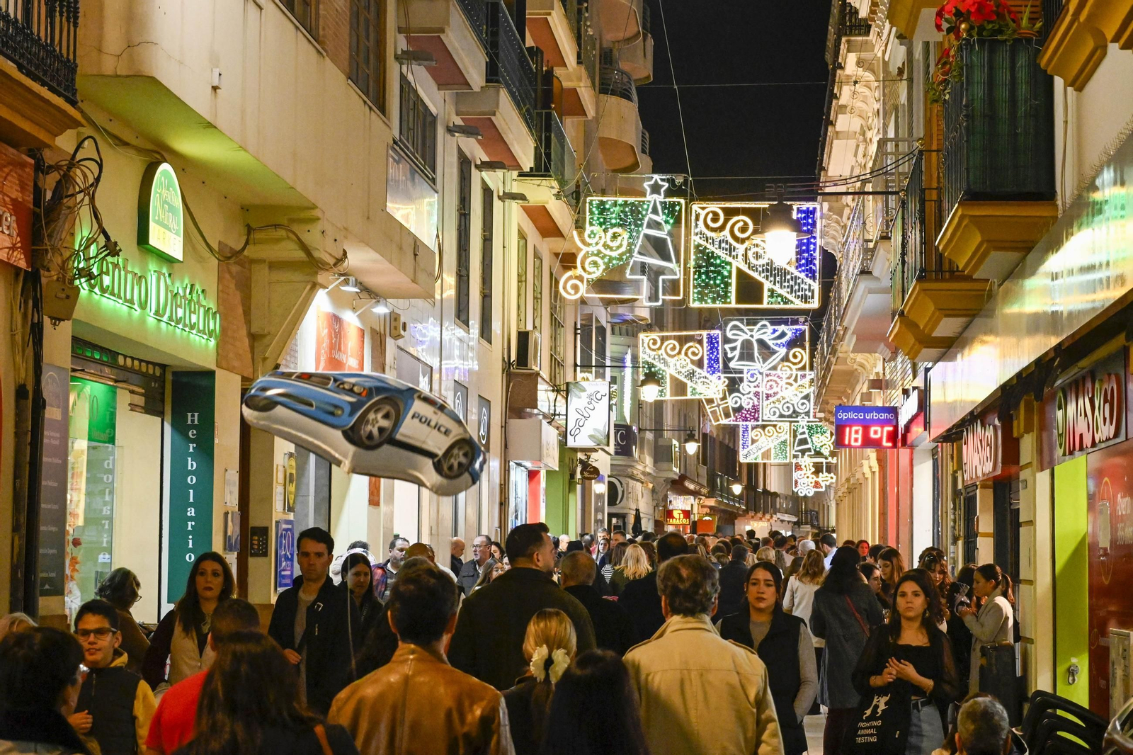 Imágenes de la nevada y alumbrado navideño en Huelva