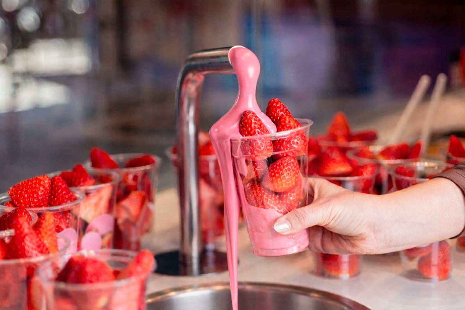 Durante estos días, su icónica cascada de chocolate se transforma en la Fuente del Amor