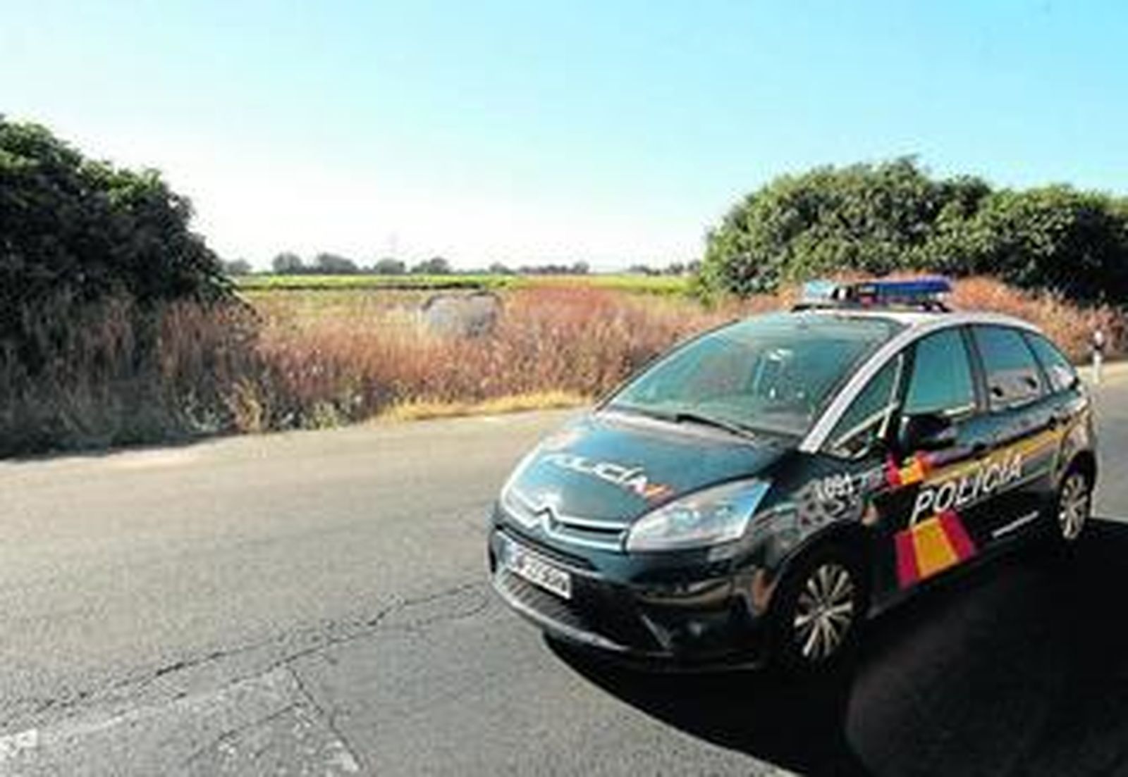 Un patrullero pasa junto a la finca Majaloba, ayer por la tarde en la carretera Sevilla-La Rinconada.