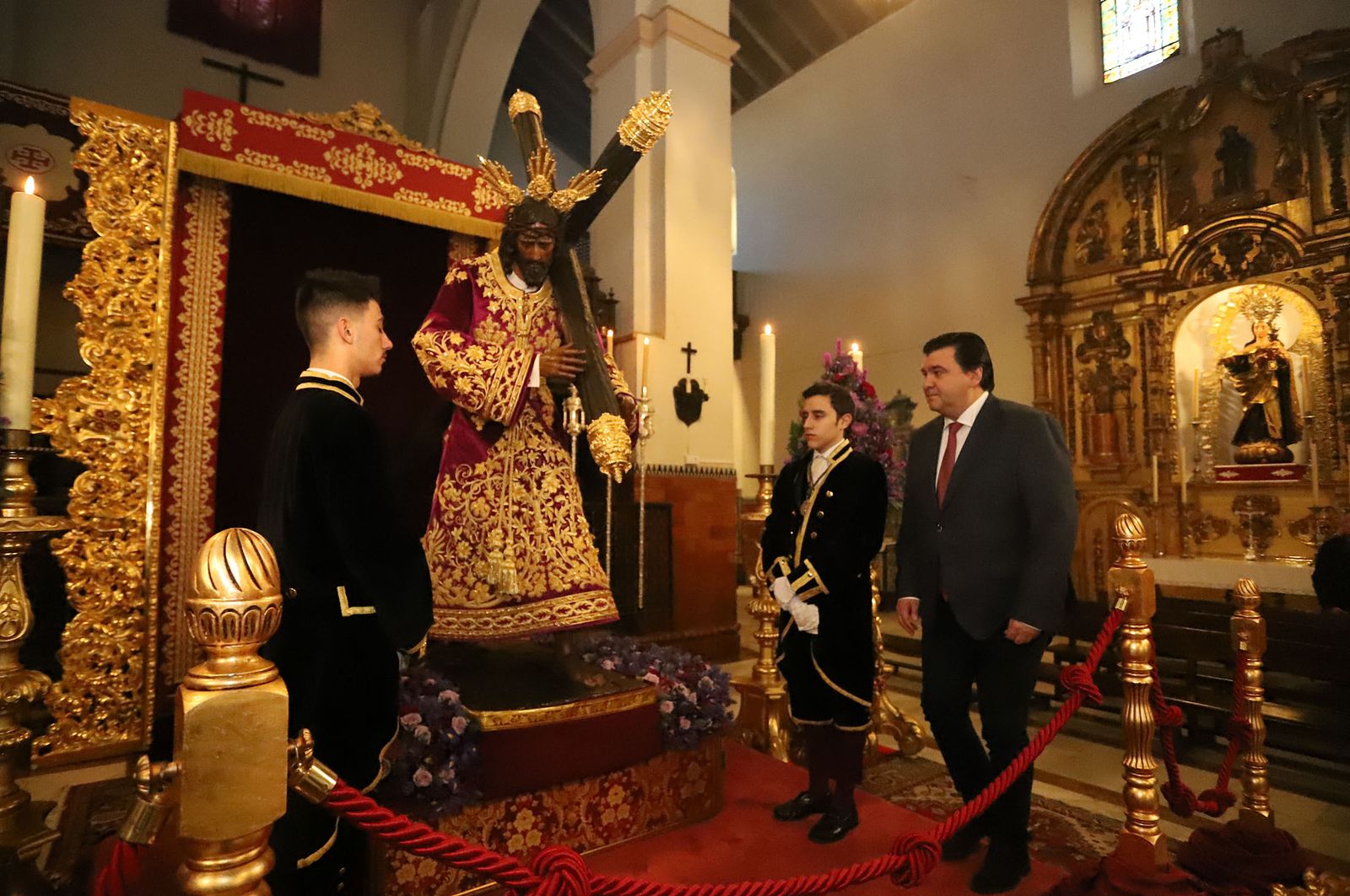 Imágenes de la bendición la la nueva túnica del Señor de Pasión y posterior besamanos