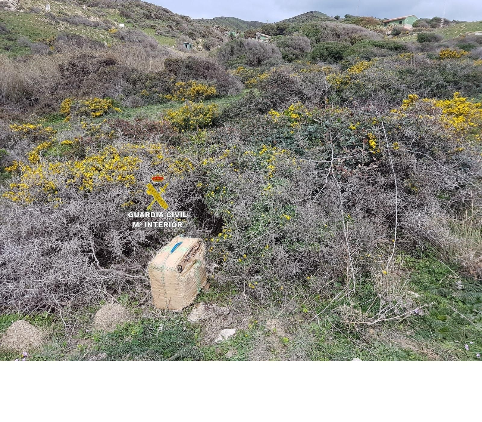 Uno de los fardos de hachís incautados.