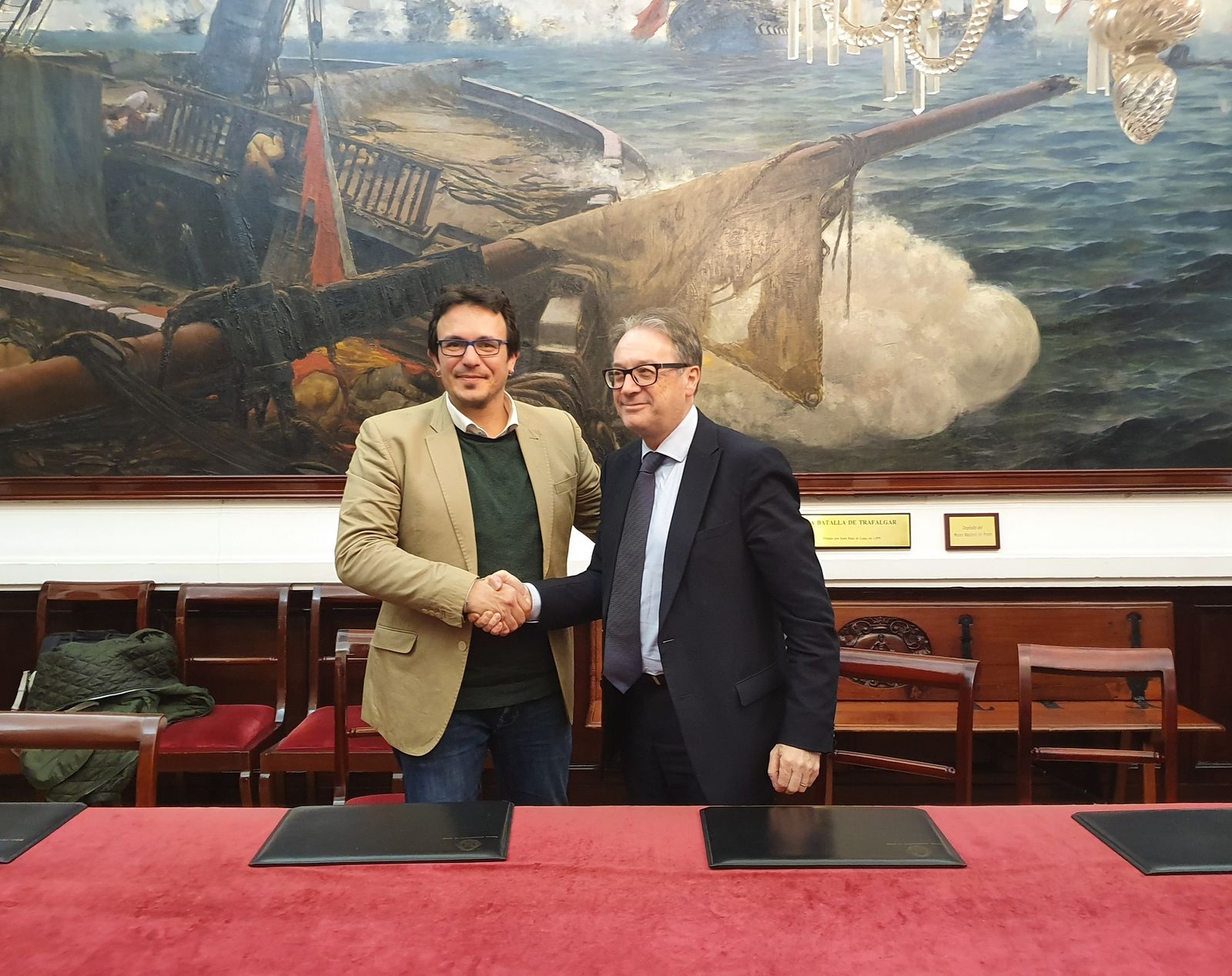 Marc Simón y José María González estrechan sus manos tras la firma del acuerdo.