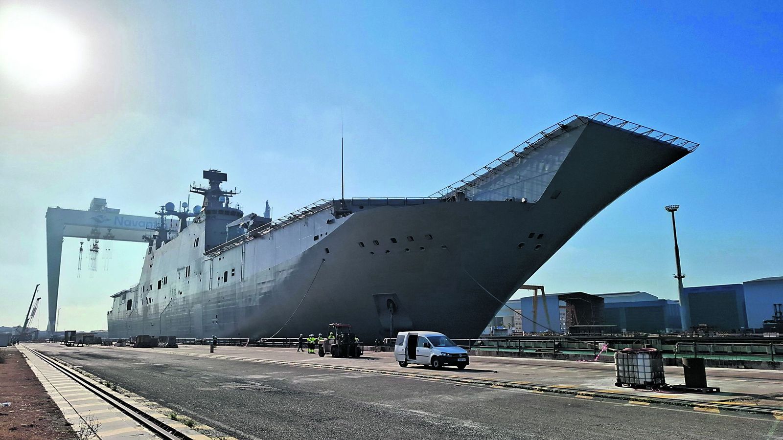 El buque 'Juan Carlos I' de la Armada, en el astillero de Navantia en Puerto Real, en Cádiz.