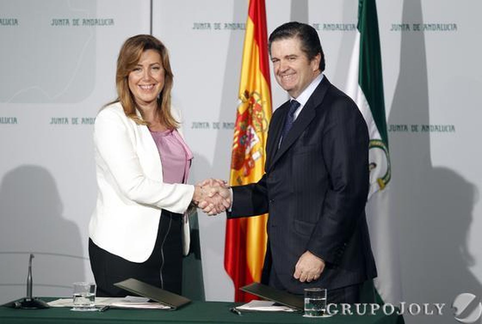La Junta y Endesa firman un convenio por el que la compañía invertirá 15 millones para becas.

Foto: Juan Carlos Muñoz