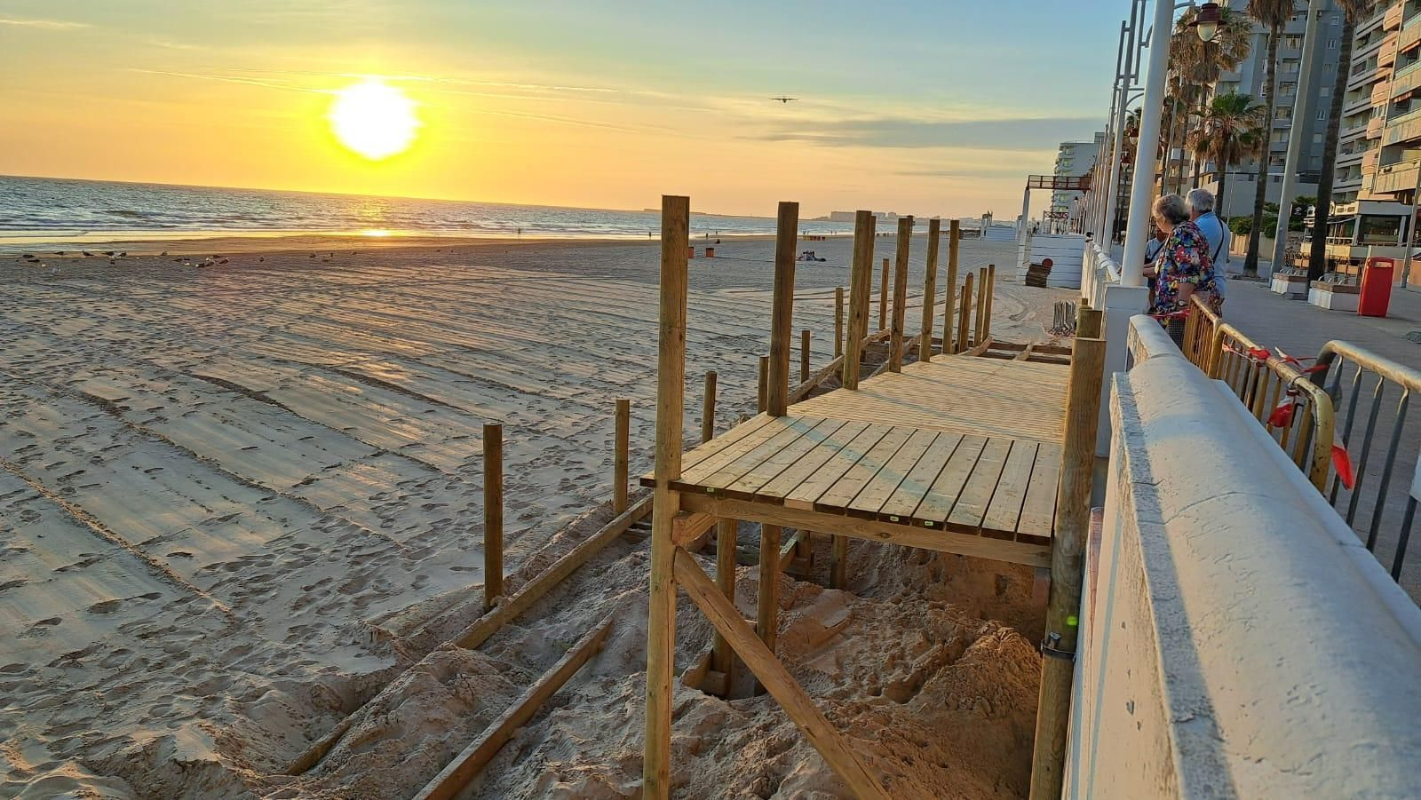 Una vista de la estructura para facilitar la accesibilidad que están colocando en la playa Victoria.