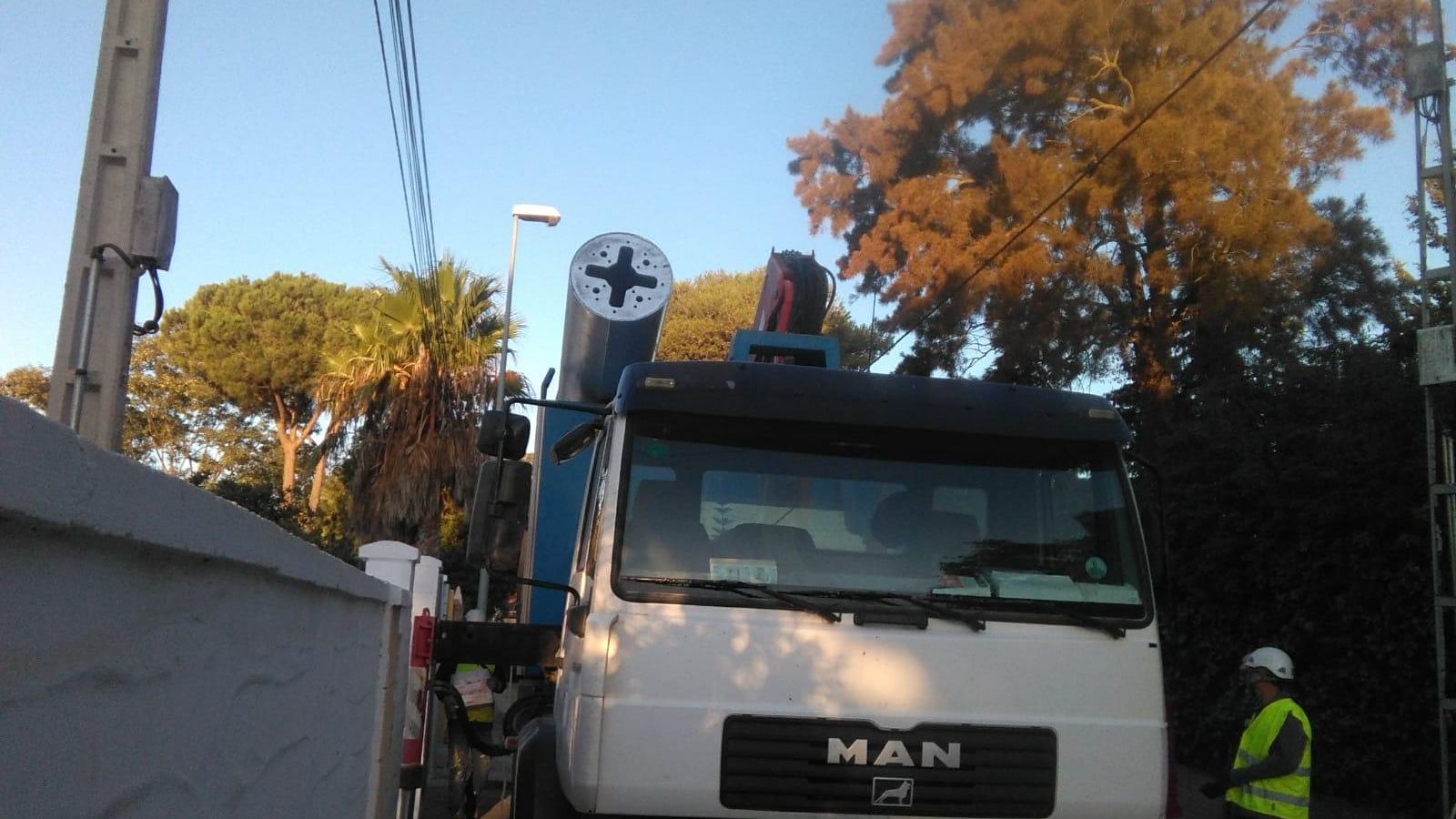 Trabajos de instalación de la antena que fueron paralizados.