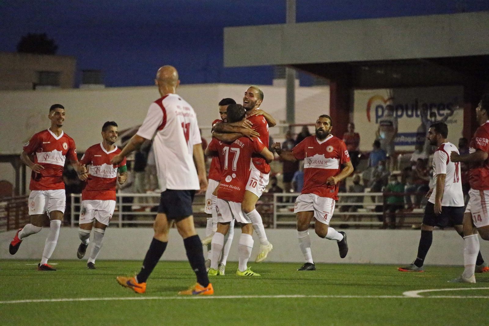 Los jugadores del San Roque celebran uno de sus goles al Chiclana.