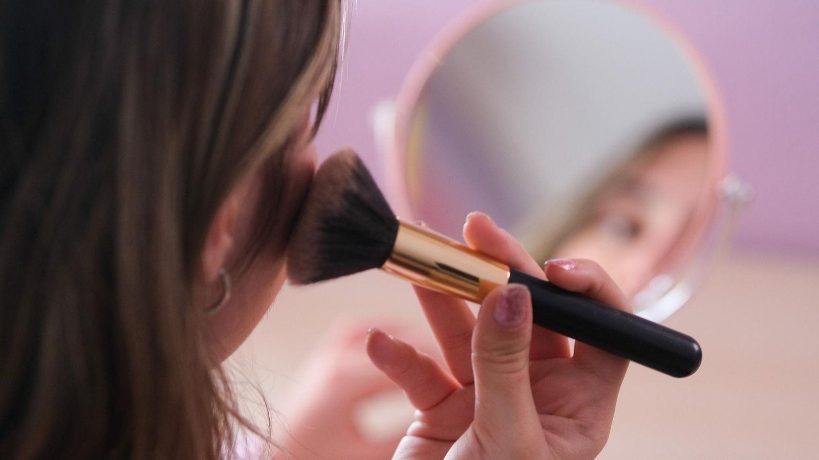 El maquillaje a edades tempranas también conlleva riesgos.