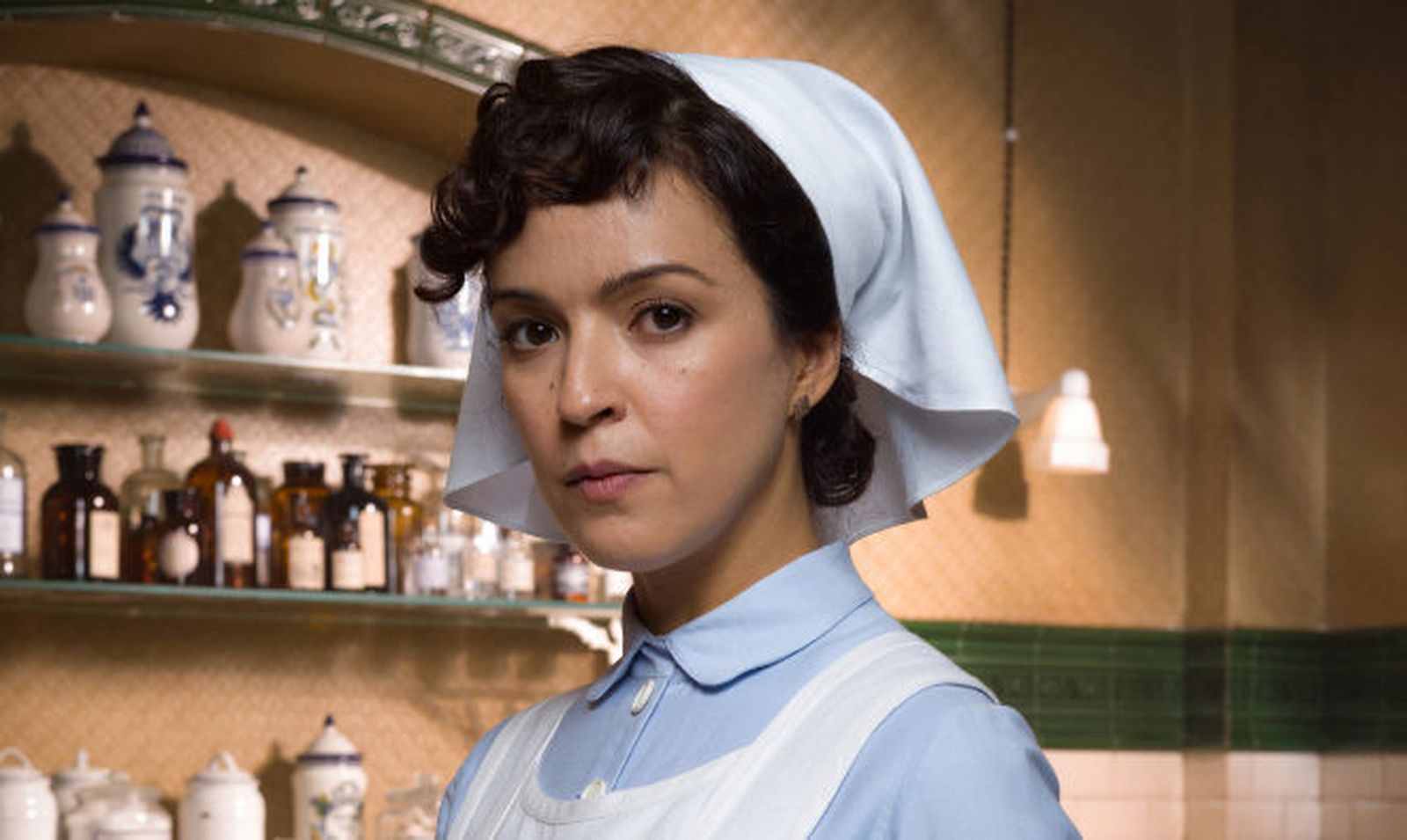 La actriz como la enfermera que procede de una familia acomodada.