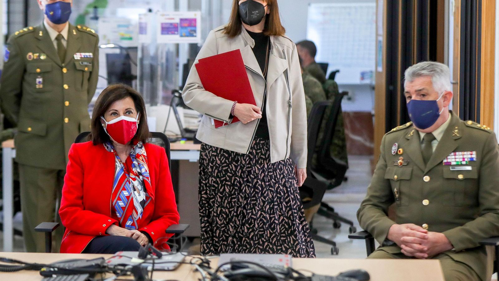 La ministra de Defensa, durante su visita al cuartel general de la Fuerza Terrestre.