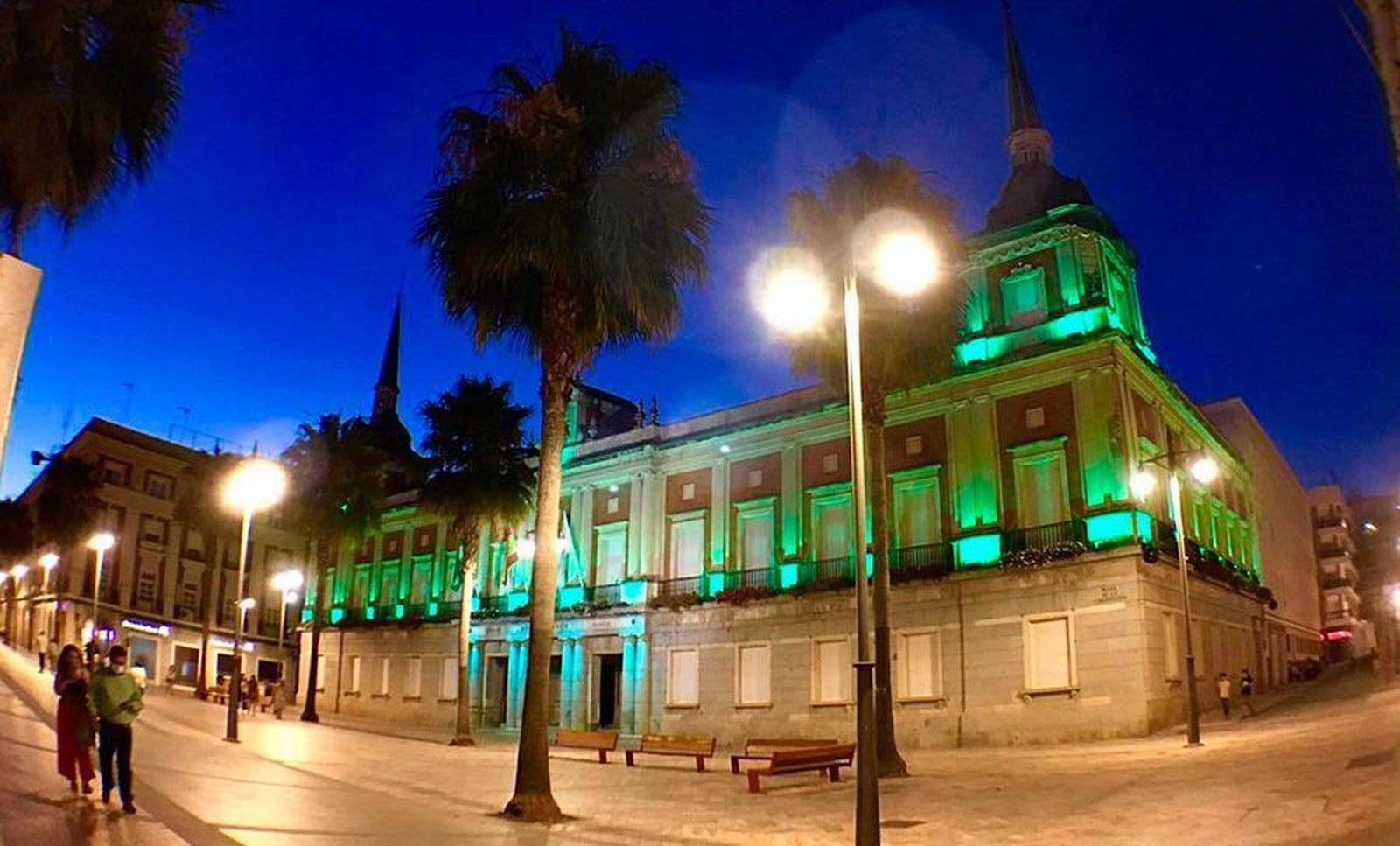La fachada del Ayuntamiento se ilumina de verde por la ELA.
