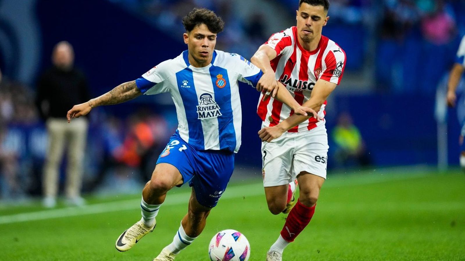 El nuevo jugador rojiblanco pugna un esférico con Gaspar Campos.