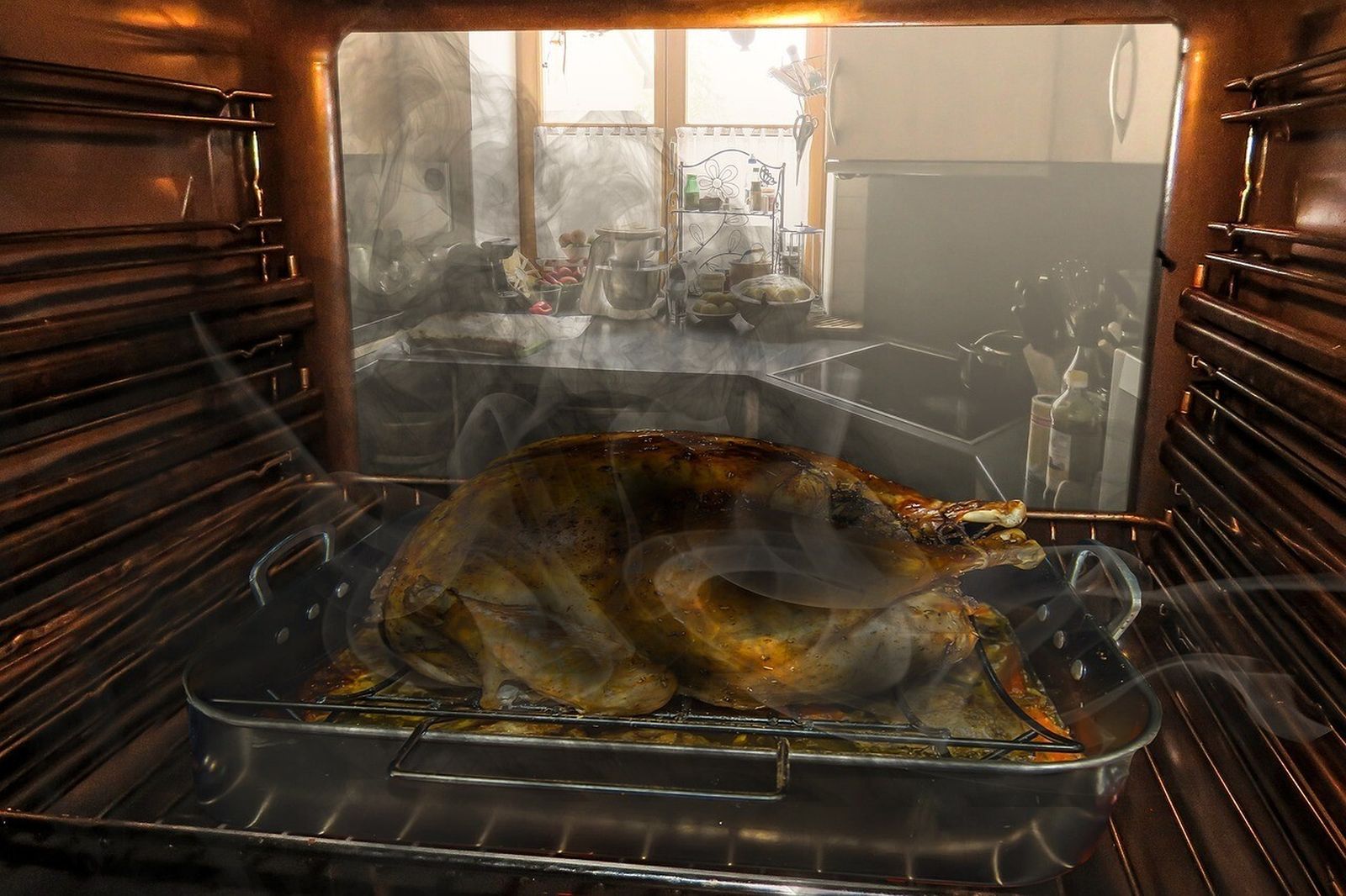 Preparación de la cena de Nochebuena en el horno