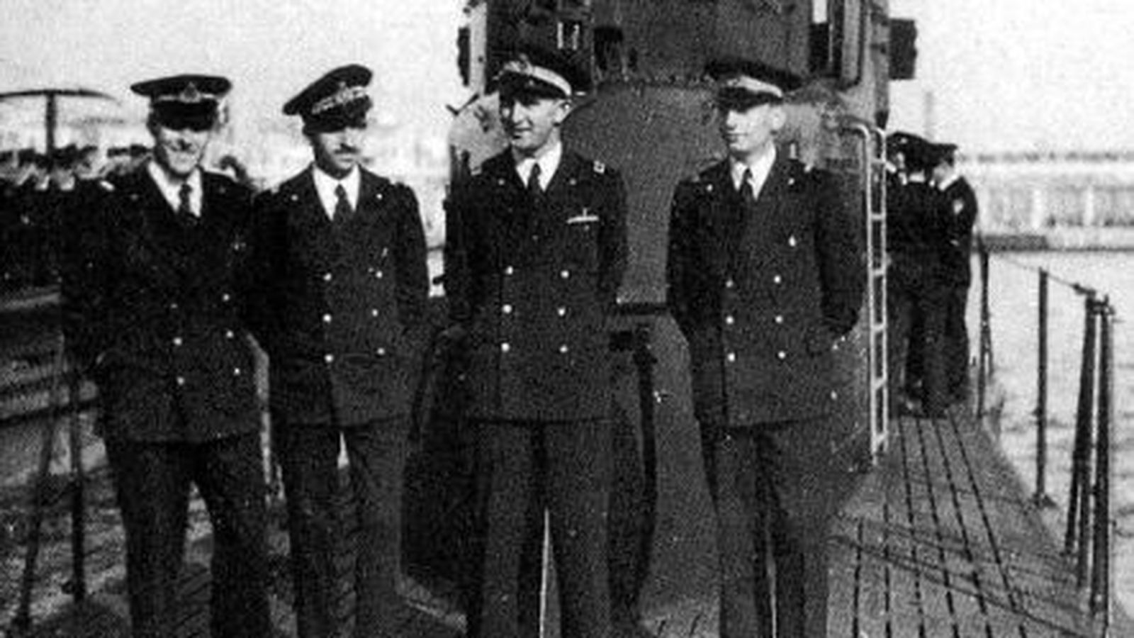 El entonces Tenente del Genio Navale Teseo Tesei -segundo por la izquierda- en la cubierta del submarino Jalea con el que tomaría parte en la Guerra Civil española.