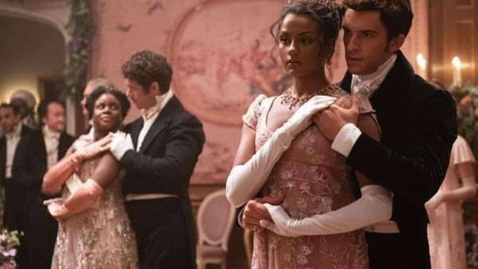 Anthony (Jonathan Bailey) y Kate Sharma (Simone Ashley), en una secuencia de la segunda temporada de 'Los Bridgerton'.