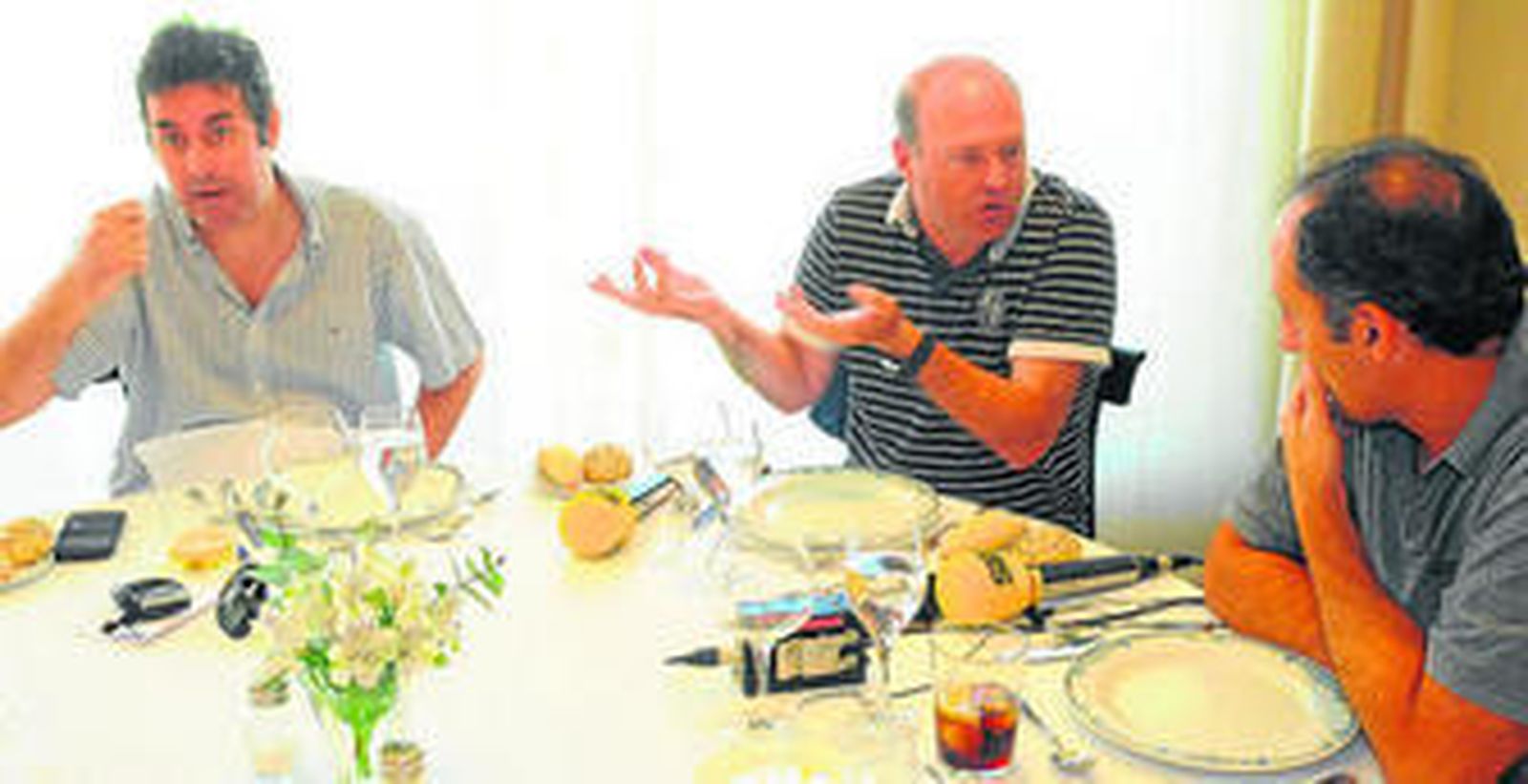 Pepe Mel dialoga en la tertulia de 'Radio Sevilla' con los periodistas Florencio Ordóñez y Santiago Ortega.