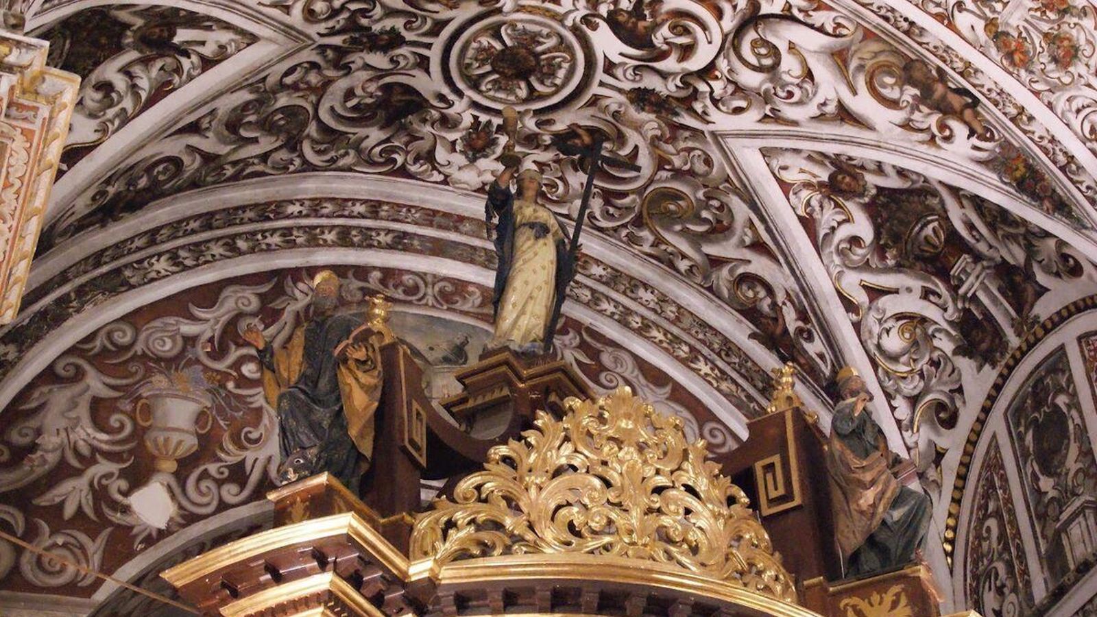 Remate del baldaquino con los cuatro Evangelistas y la Fe.