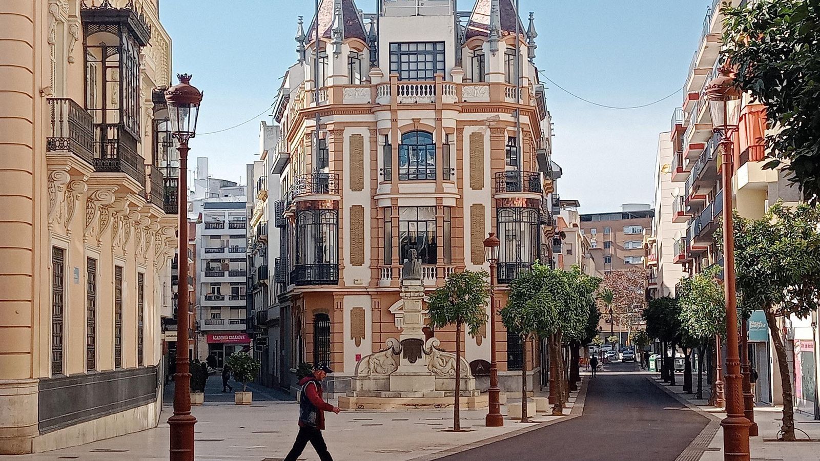Farolas de estilo fernandino en la calle Puerto