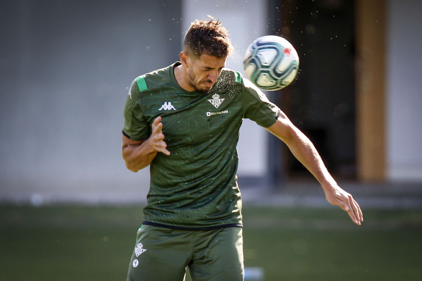 Feddal golpea de cabeza el balón.