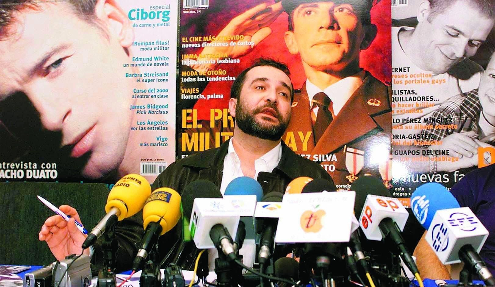 Mantero, en la rueda de prensa tras la publicación en 'Zero', en 2002.