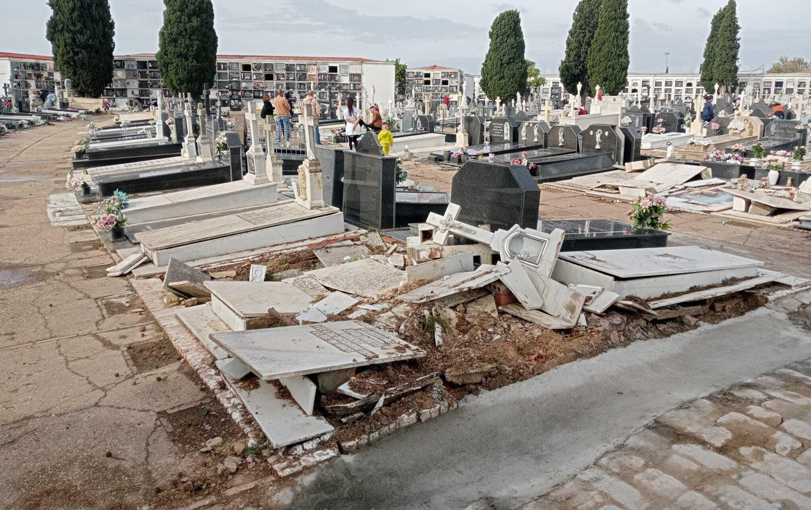 Lápidas destrozadas en tumbas del Cementerio de La Soledad.