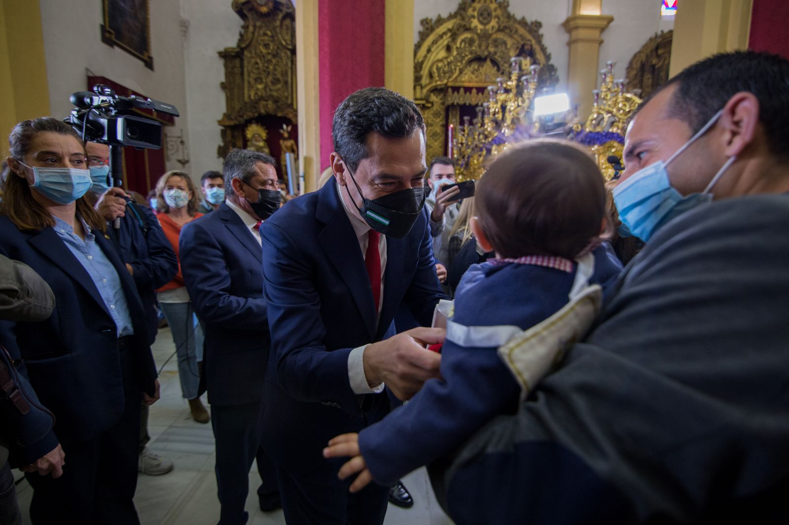Así ha sido la visita del presidente de la Junta a las hermandades del Lunes Santo de San Fernando