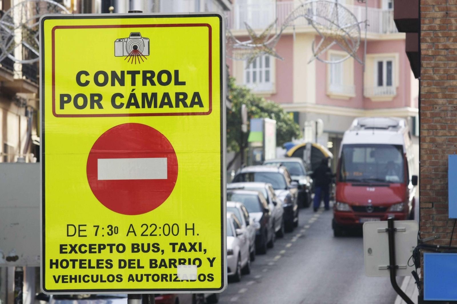 Cámaras vigilarán que los vehículos que entren estén autorizados.