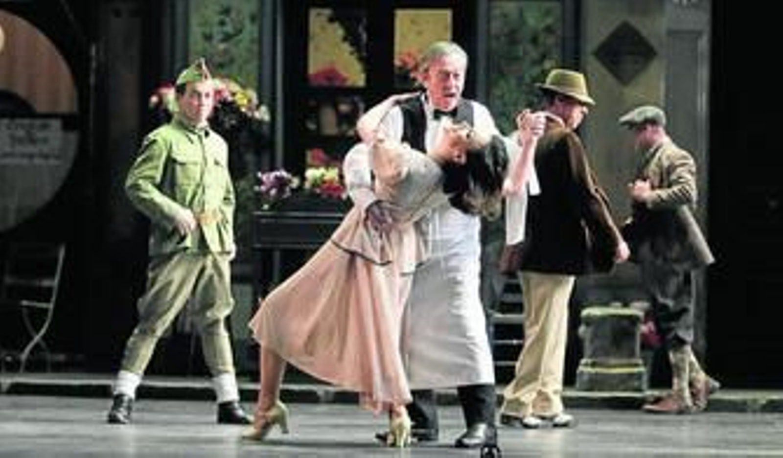 Un instante del ensayo general de la zarzuela 'La del manojo de rosas' celebrado anoche en el Teatro de la Maestranza.