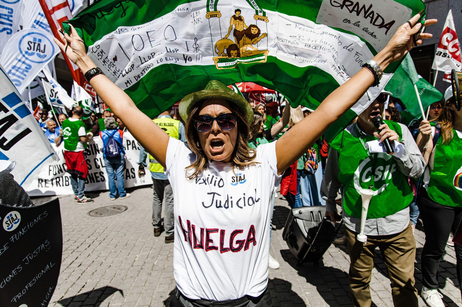 Una manifestante, con una bandera de Andalucía durante las protestas de abril en Madrid.