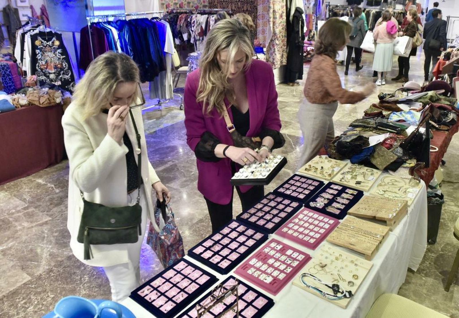 El Rastrillo de Nuevo Futuro incorpora este año una veintena de puestos nuevos, sumando más de 130 expositores.