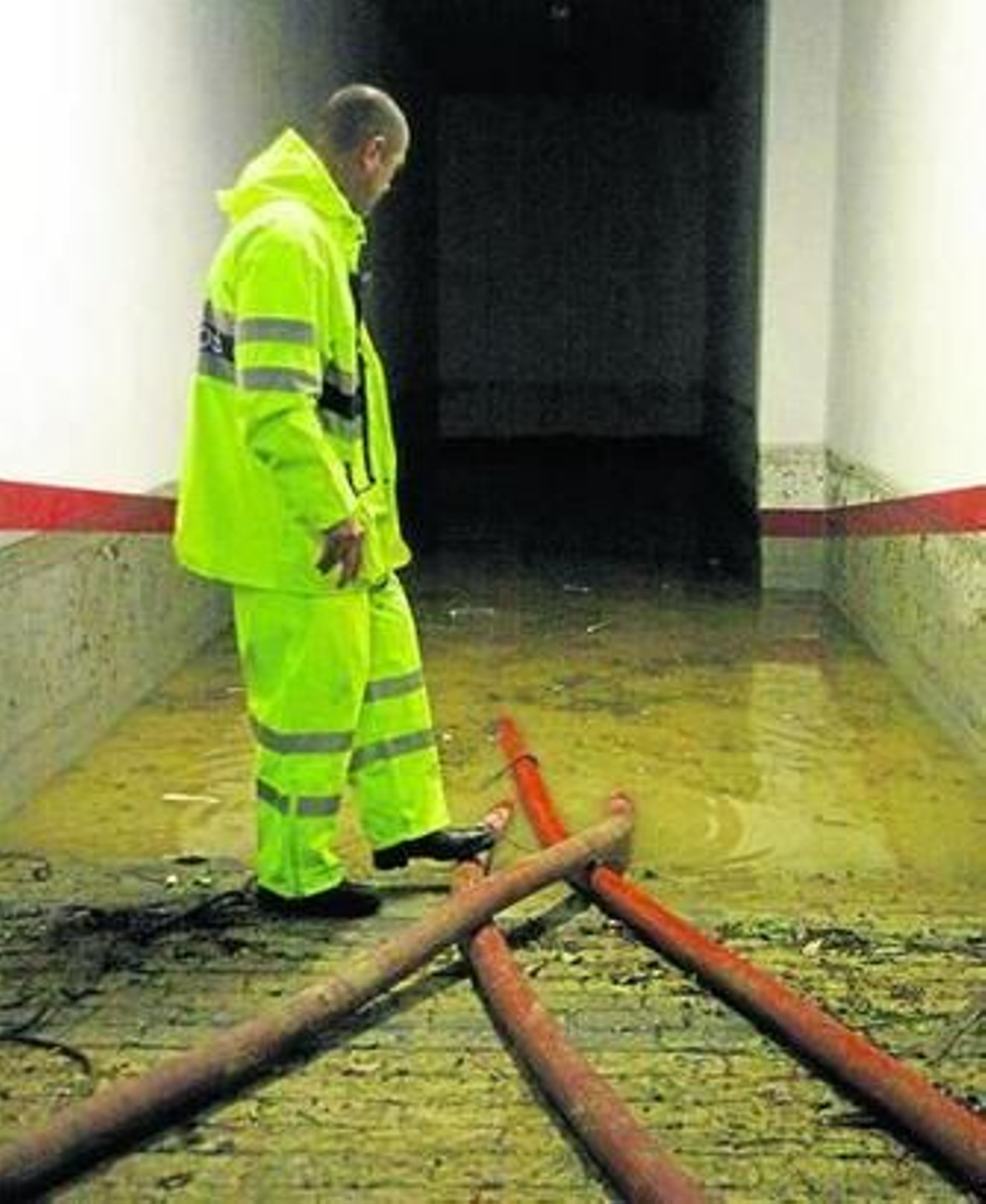 Un operario trabaja en las labores de achique de agua.