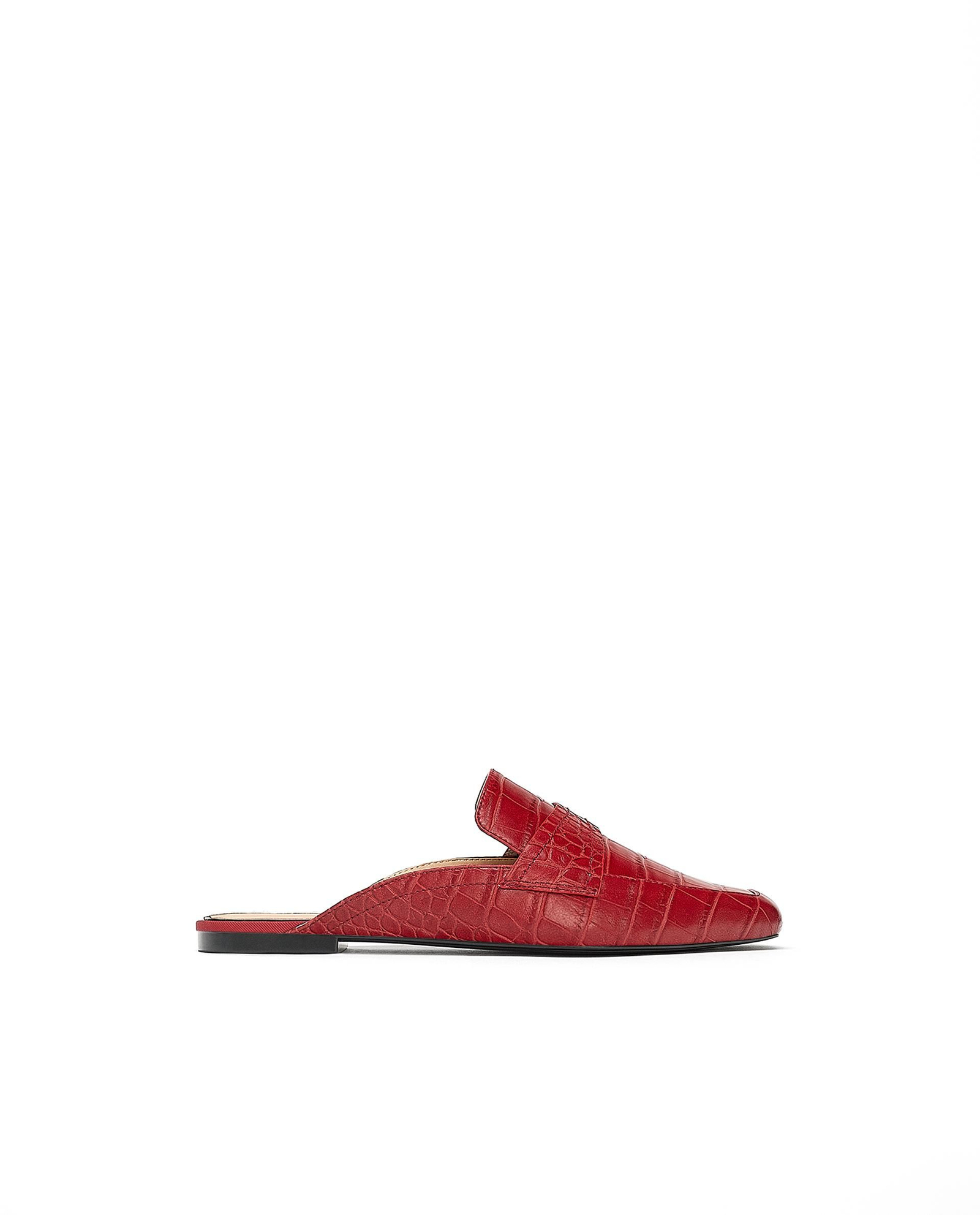 Vuelven los mules: estilo mocasín con efecto piel de cocodrilo. Los mejores zapatos de tendencia esta temporada