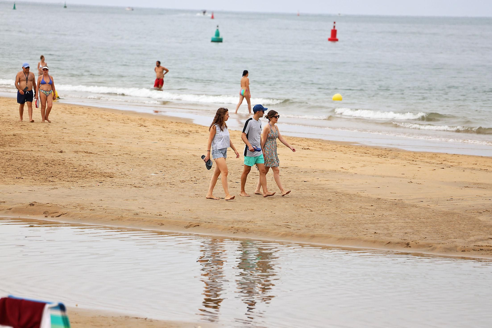 Imágenes del ambiente en las playas de Huelva en la mañana de domingo