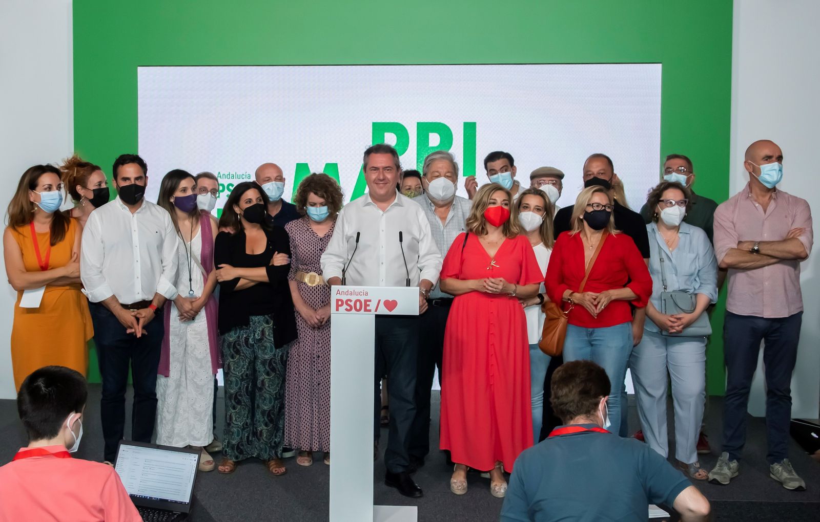 Entre el equipo que se situó junto a Espadas en su comparecencia tras conocerse los resultados se ve a los ediles Antonio Muñoz y Adela Castaño.