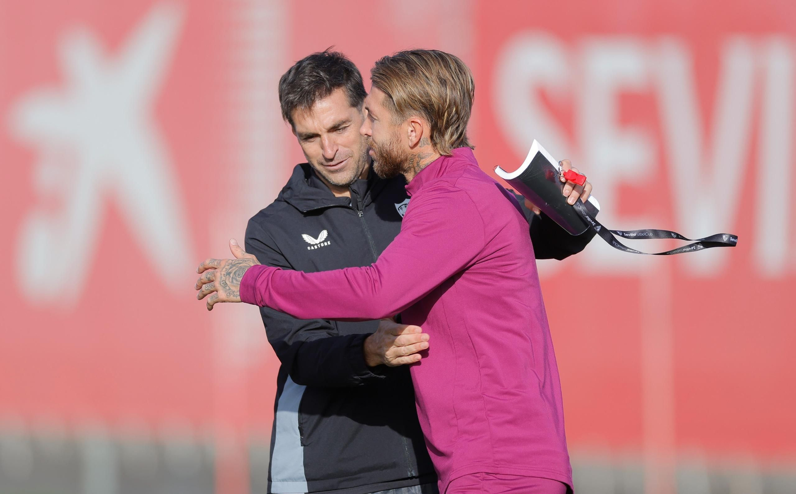 Diego Alonso se abraza a Sergio Ramos en el inicio de la sesión de este viernes.