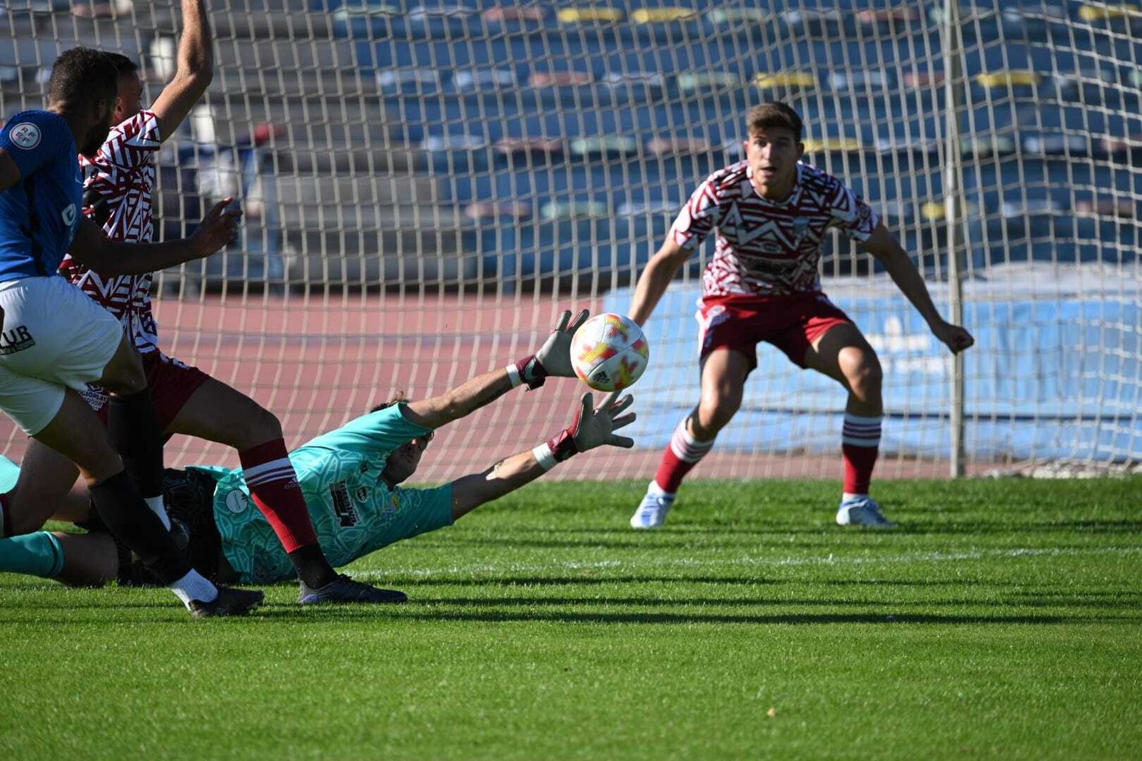 Nico fue titular en San Fernando y detuvo un penalti a Callejón, que marcó tras el rechace.
