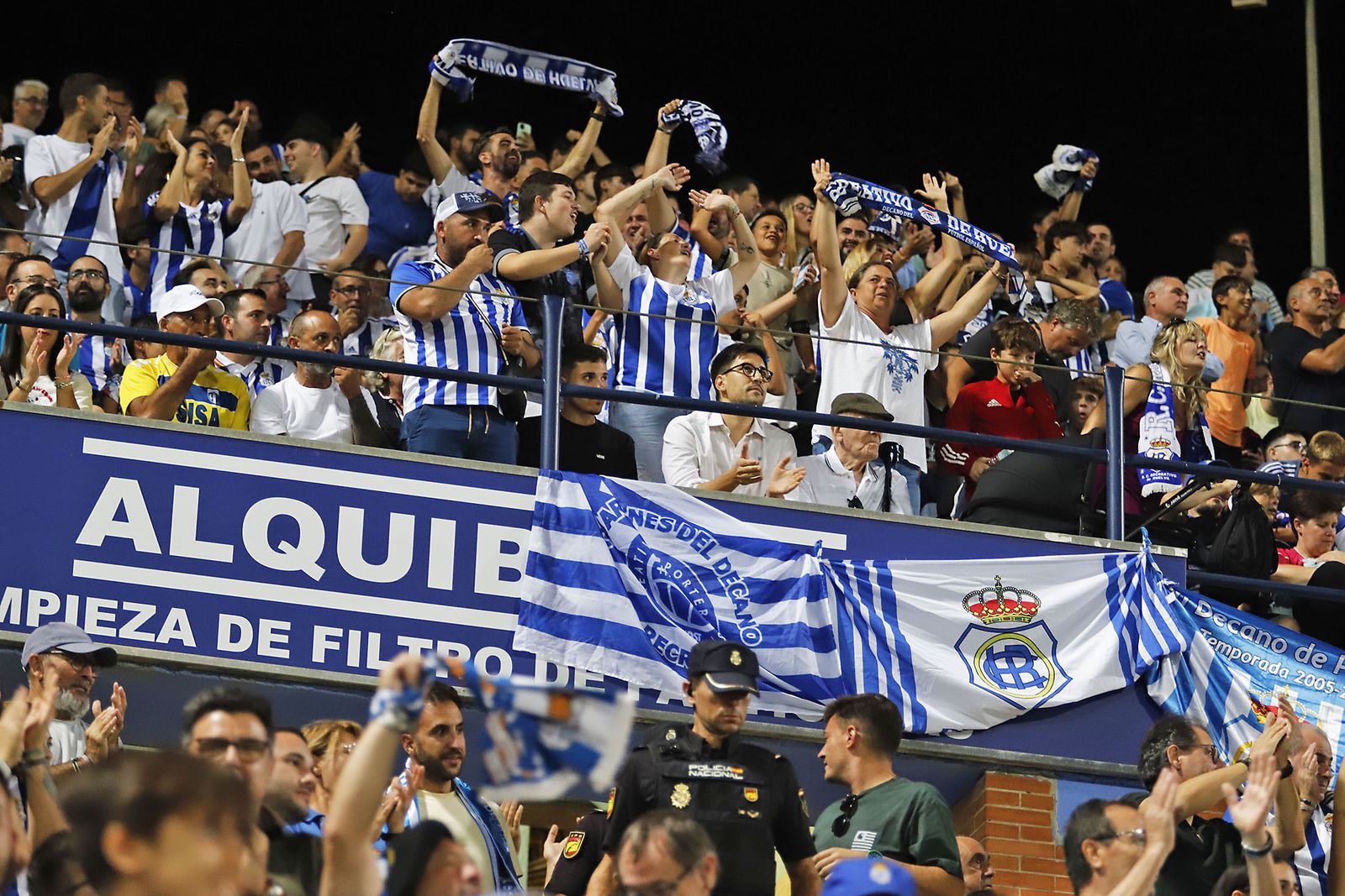 Ambiente en las gradas del Nuevo Colombino en el Recreativo de Huelva y Málaga