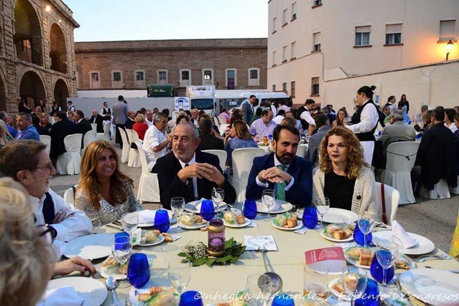 Imagen de la cena solidaria de Nuevo Futuro del año pasado, que se celebró en el patio de la Casa del Niño Jesús.