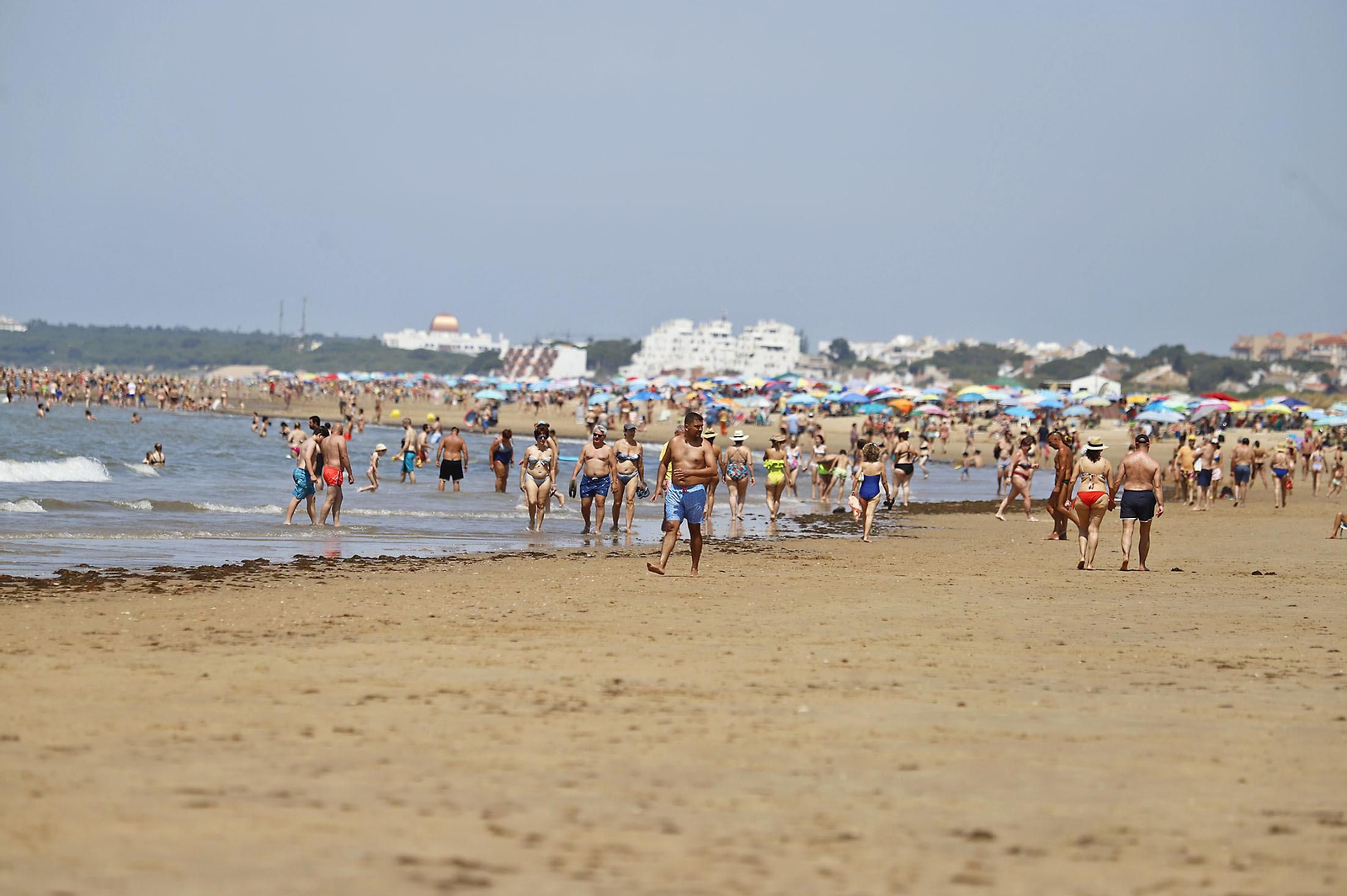 Las imágenes de la jornada de domingo en las playas de Huelva