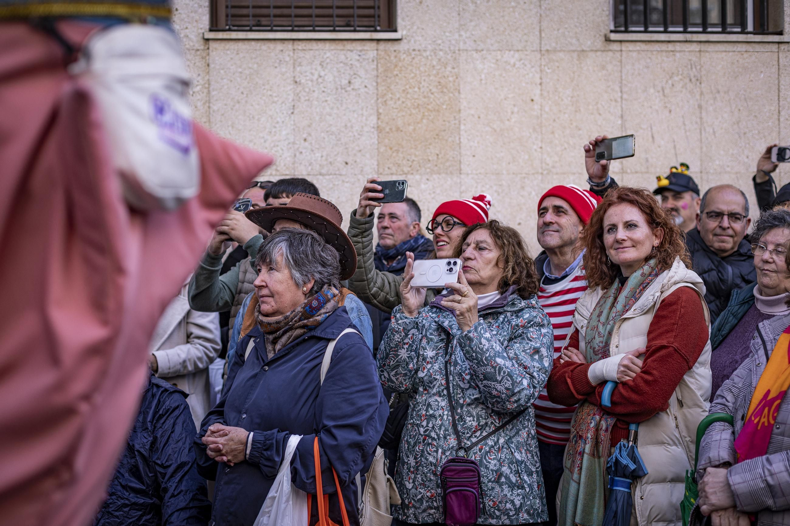 Las imágenes del segundo sábado de Carnaval de Cádiz 2025: Carrusel de coros bajo la lluvia