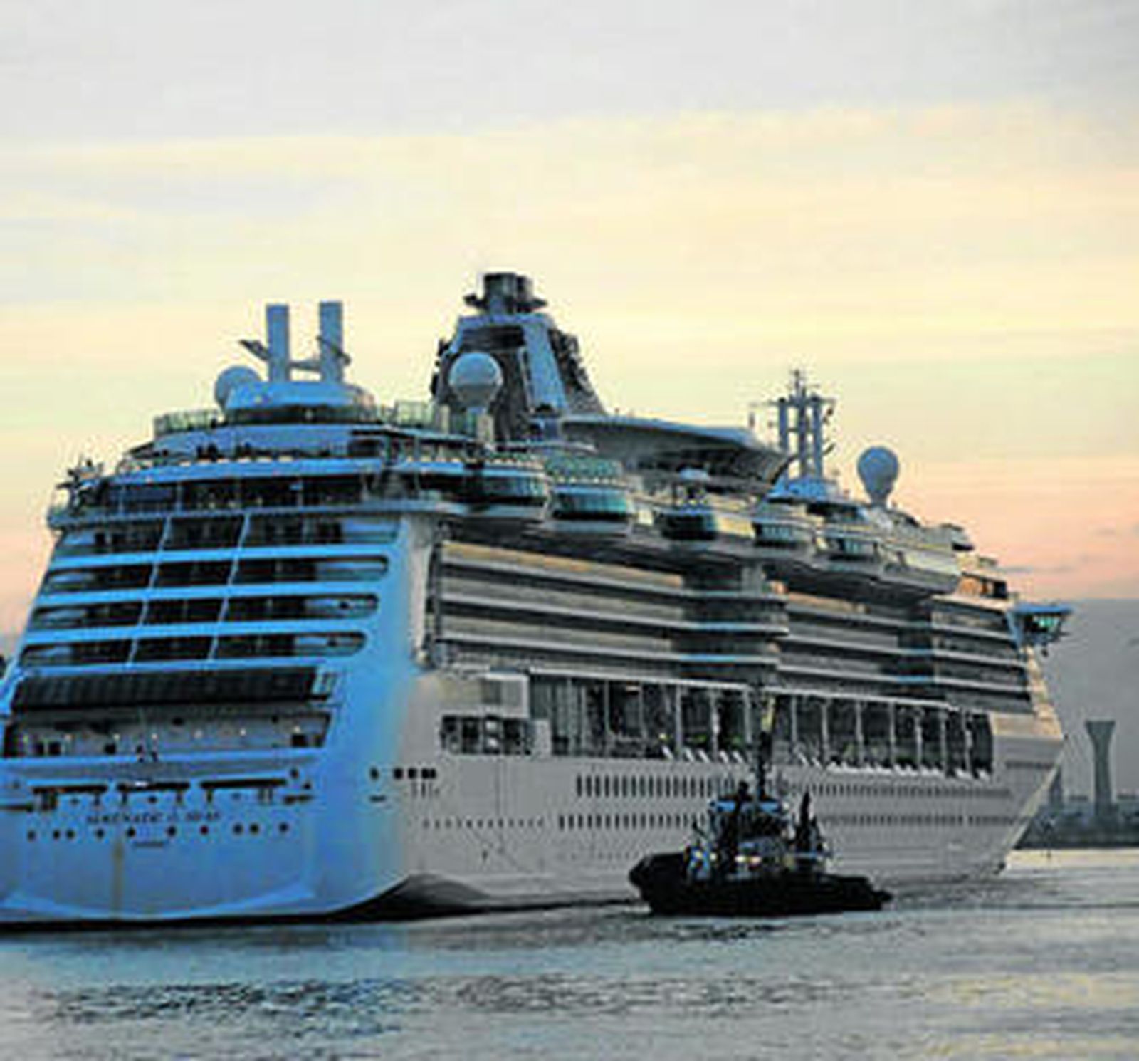 El 'Serenade of the Seas', con los pilares del segundo puente al fondo, abandonando el astillero de Cádiz.