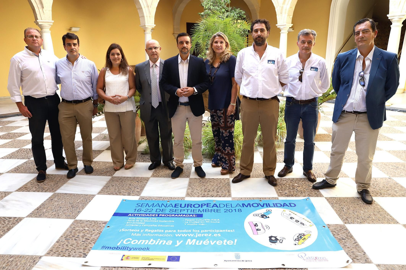 José Antonio Díaz posa ayer con los representantes de las firmas colaboradoras. José Antonio Díaz posa ayer con los representantes de las firmas colaboradoras.