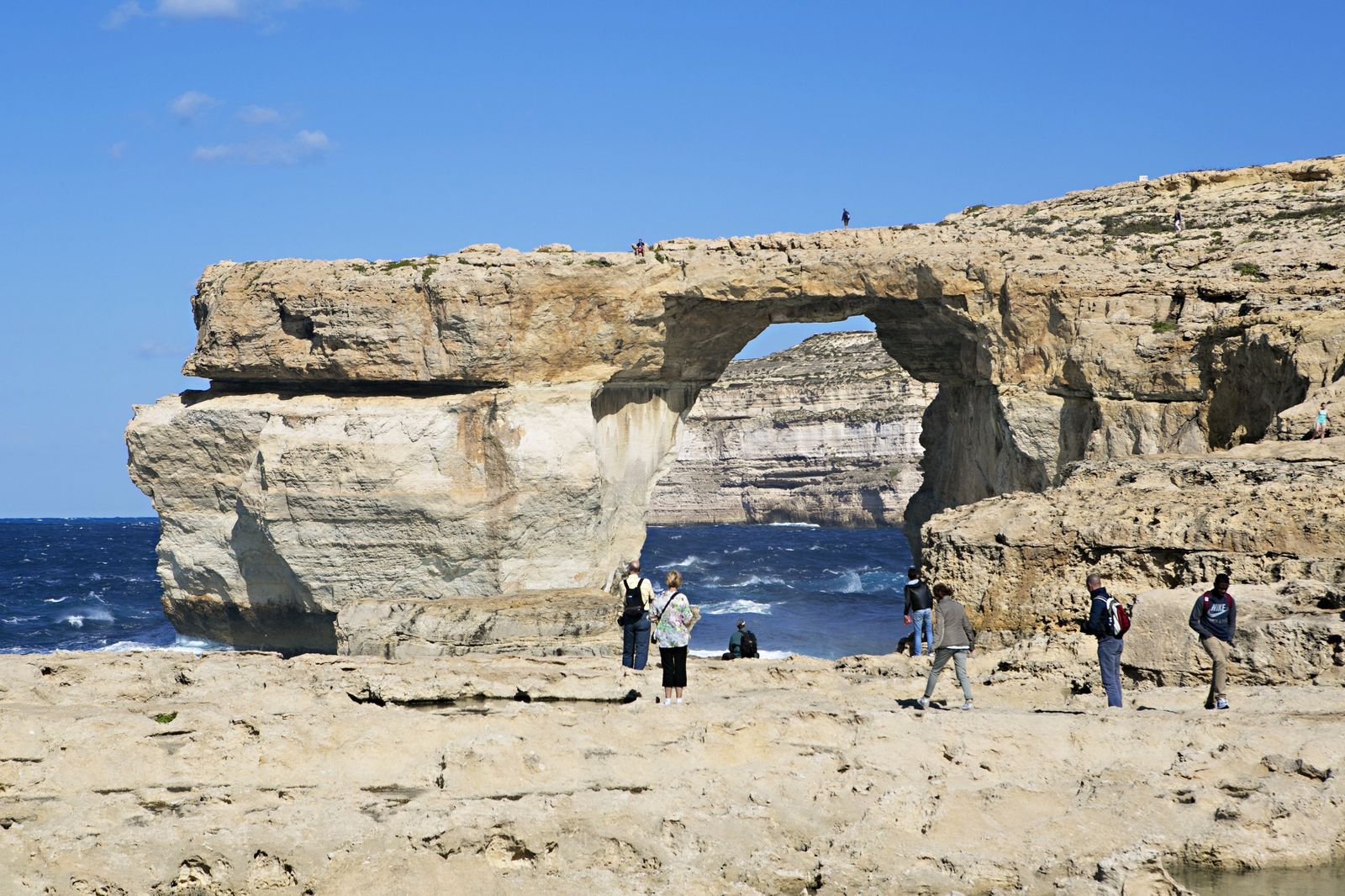 Turistas visitan la Ventana Azul de Malta.