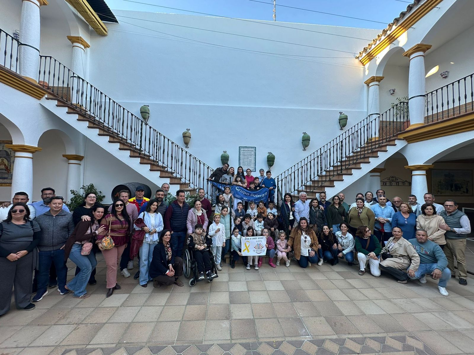 La peña Sevillistas en Xerez regala ilusión en El Rocío a niños del Hospital de Jerez