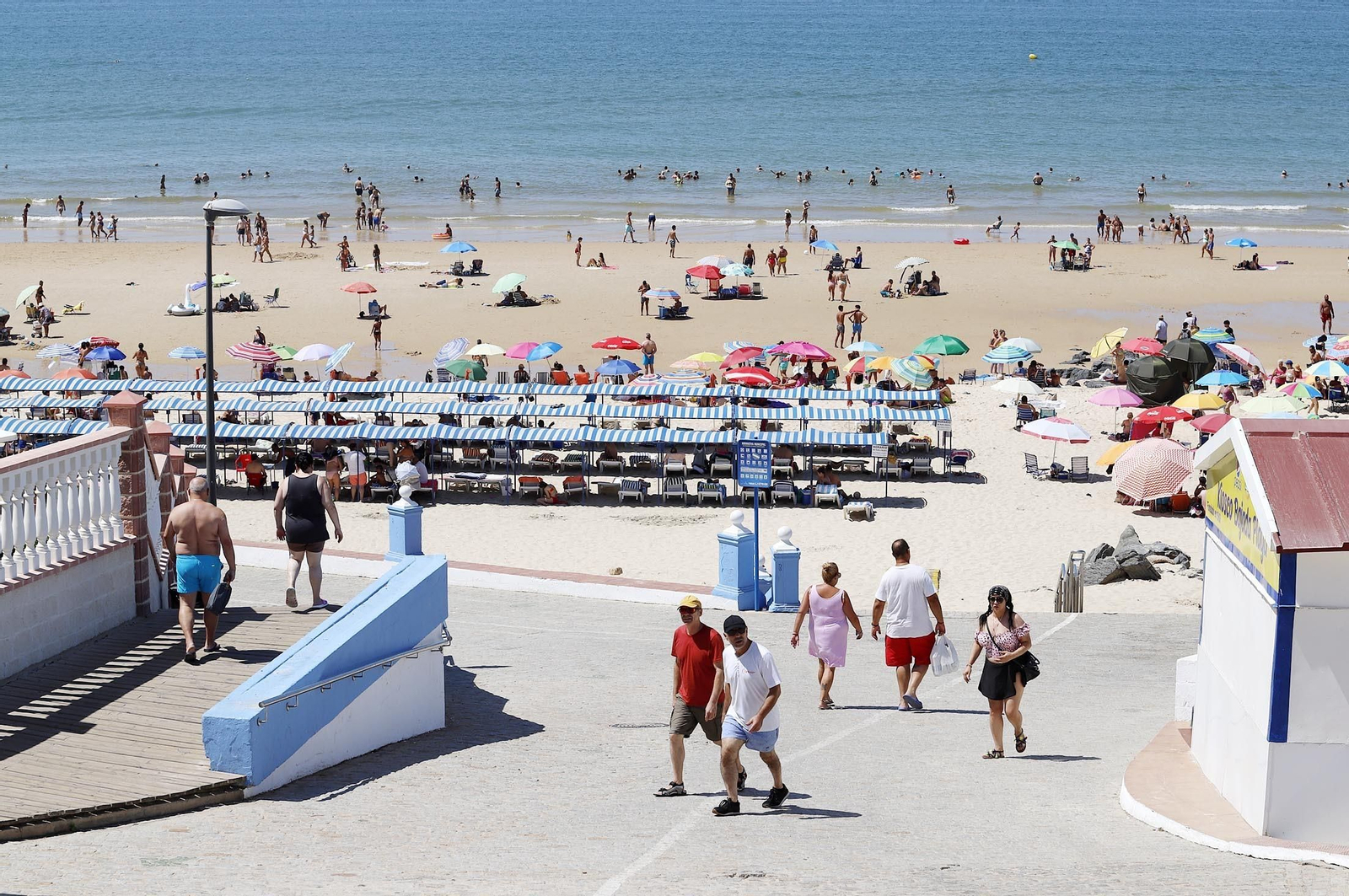 Imágenes de la playa de Matalascañas en un domingo caluroso