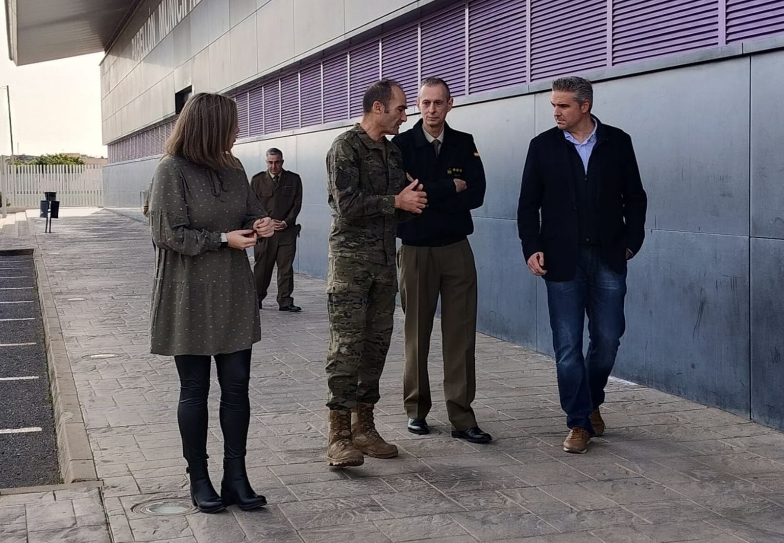 El alcalde, a la derecha, charla con responsables de la BRILEG tras la reunión.