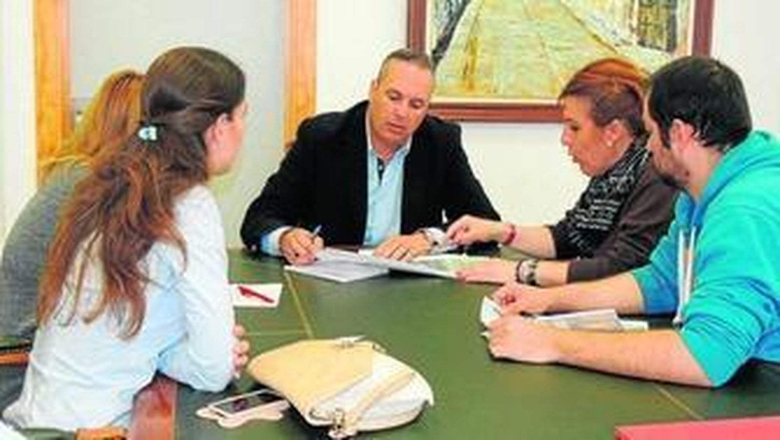 Un instante de la reunión de los padres con el alcalde, ayer.
