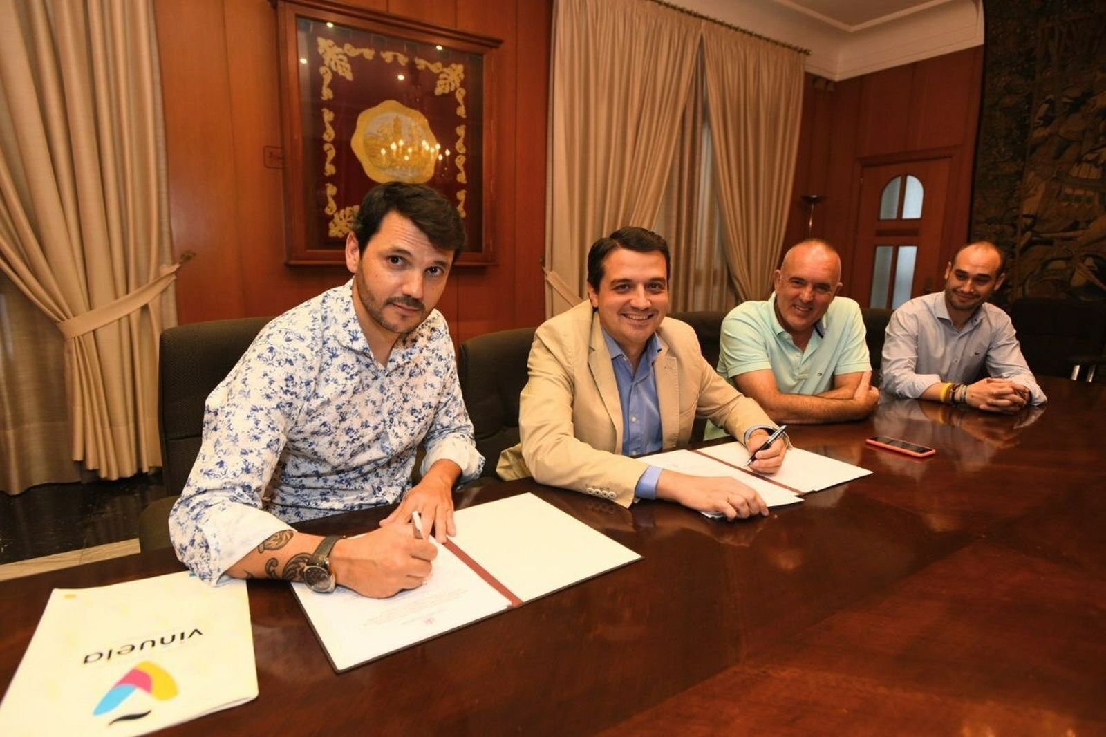 Firma del acuerdo con la Viñuela en Capitulares