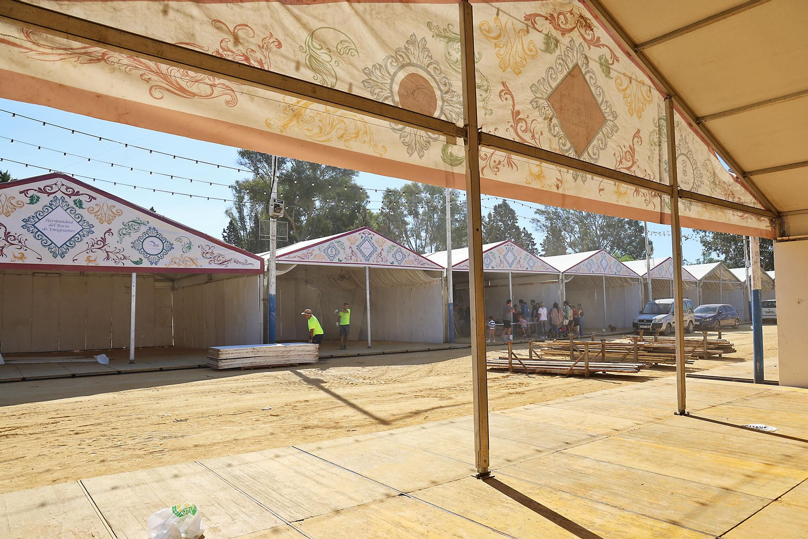 Pistoletazo de salida para la Feria de Otoño y del caballo de Huelva con el montaje de las casetas
